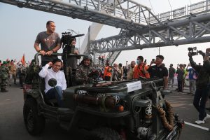 WALI KOTA ERI CAHYADI BANGGA PARA PEMUDA KEDUNG COWEK GERAKKAN EKONOMI DENGAN KONVOI JOEANG DAN DRAMA KOLOSAL