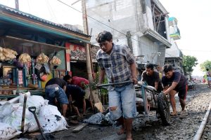 PROGRAM PEMKOT “SURABAYA BERGERAK” TINGKATKAN GOTONG ROYONG DAN KEPEDULIAN PADA LINGKUNGAN