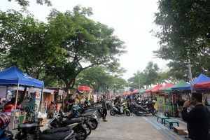 PKL DI SEKITAR MASJID AL-AKBAR DIRELOKASI KE PASAR RAKYAT JAMBANGAN, WALI KOTA ERI RAMAIKAN DENGAN JALAN SEHAT