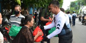 Gowes Polresta Sidoarjo Sambil Bagikan Paket Sembako