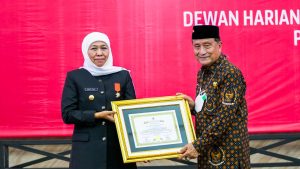 Gubernur Khofifah Terima Penghargaan dan Pin 9 Windu Kemerdekaan RI dari DHD PK 45