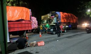 Aktifitas Bongkar Muat Memakan Badan Jalan di Perak Timur Bebas Berinteraksi