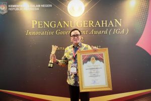 PAMEKASAN MASUK 10 BESAR KABUPATEN TERINOVATIF DI INDONESIA, MAS TAMAM TERIMA PENGHARGAAN
