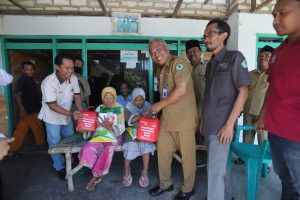 ATAS ATENSI BUPATI, DINSOS PAMEKASAN BANTU KELUARGA LANSIA