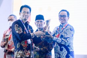 DI PUNCAK HARI ANTI KORUPSI, BUPATI PAMEKASAN TERIMA PENGHARGAAN DARI KPK