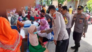 Polres Nganjuk Buka Gerai Vaksinasi Covid-19 Bersamaan dengan Pembagian Bansos