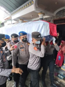 Dirpolairud dan Karo SDM Polda Jatim Menyambut Jenazah Briptu Muhammad Khoirul di Rumah Duka