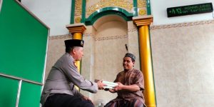 Jumat Berkah, Polisi di Gresik wakafkan Al-Qur’an ke Mushola