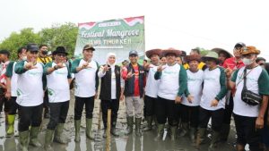 Bupati Sampang Dampingi Gubernur Jawa Timur Tanam Ribuan Bibit Mangrove di Pesisir Camplong