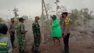 Semeru Erupsi, Polres Lumajang Siagakan Personil di Jalur Penyeberangan Curah Kobokan