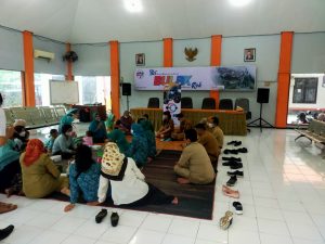 Cegah Stunting, Anak anak di Kecamatan Bulak Memperoleh Bantuan Vitamin dan Makanan