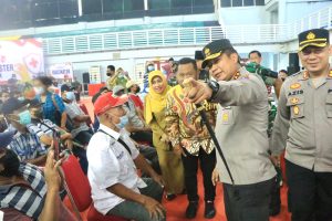 Tinjau Vaksinasi di Gresik Kapolda Jatim : Vaksin Dapat Membentuk Herd Immunity