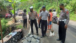Jelang Nataru Polres Trenggalek Survei Jalan, Pastikan Kamseltibcarlantas Kondusif