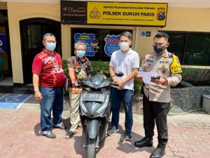 KAPOLSEK DUKUH PAKIS SERAHKAN SEPEDA MOTOR HASIL CURANMOR
