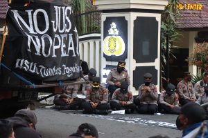 Viral Kesabaran Polisi saat Pam Unjuk Rasa 135 Menit di Malang