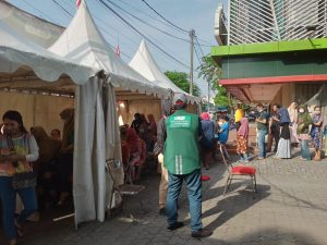 Antusiasme Masyarakat Antre Sembako Murah Lumbung Pangan Jatim
