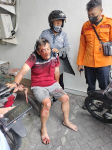 Seorang Kakek Jatuh Dari Motor Gegara Kehilangan Kendali di Jalan Kapas Krampung