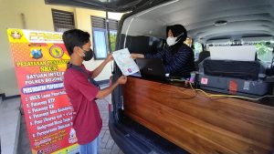 Jemput Bola, Mobil SKCK Keliling Polres Bojonegoro Layani Warga ke Pelosok Desa