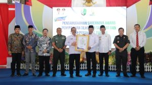 Bupati Sampang Serahkan Beasiswa Sahabat, Anugerah Sabernova Award dan SAKIP Perangkat Daerah