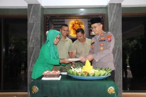 Sinergitas TNI – Polri, Kapolres Bondowoso Beri Kejutan untuk Yonif Raider 514/SY Kostrad