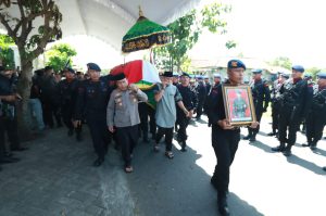 Beri Penghormatan Terakhir, Kapolda Jatim Pimpin Upacara Pemberangkatan Jenazah Alm Dansat Brimob