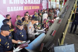 Hasil Operasi Gabungan Polres Batu, Dua Juta Rokok Ilegal Dimusnahkan