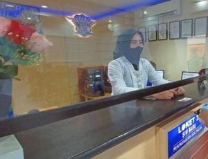 Hari Ibu, Polwan Polres Ponorogo Berkebaya Beri Hadiah Coklat Kaum Perempuan Pemohon SIM