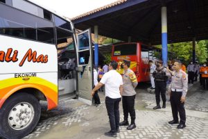 Jelang Nataru, Polres Bojonegoro Gelar Tes Urine di Terminal Bus Rajekwesi