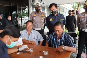 Operasi Lilin Semeru 2022, Polres Gresik Gelar Tes Urine Dadakan di Terminal Bunder