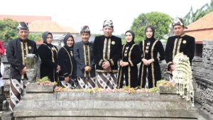 Pakai Busana Adat dan Naiki Kereta Kencana, Bupati – Wabup Sampang dan Forkopimda Lakukan Ziarah Makam Leluhur
