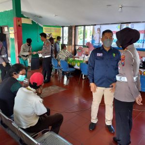 Polres Jember Lakukan Pemeriksaan Kesehatan dan Tes Urine Pengemudi Angkutan Umum