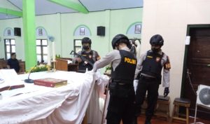 Jelang Ibadah Natal , Polres Blitar Lakukan Sterilisasi di sejumlah Gereja