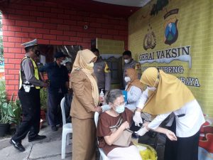 GERAI VAKSINASI DI POSPAM NATAL 2022 DAN TAHUN BARU 2023 POLSEK GUBENG POLRESTABES SURABAYA