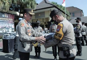 Tanggap Bencana, Polresta Malang Kota Distribusikan Peralatan Kepada Seluruh Bhabinkamtibmas