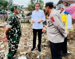 Presiden Jokowi Minta TNI-Polri Bantu Warga Bersihkan Puing Rumah Cianjur