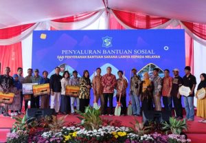 WALI KOTA ERI CAHYADI BERIKAN BANTUAN SOSIAL-PERAHU KEPADA 1.158 NELAYAN SURABAYA