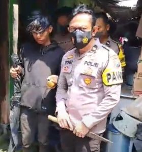 Polsek Tambaksari Grebek Pemasok Senjata Gengter di Jalan Kapas Krampung Surabaya.