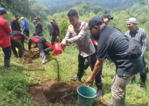 Sinergitas Polres Batu Bersama TNI Gelar Penghijauan