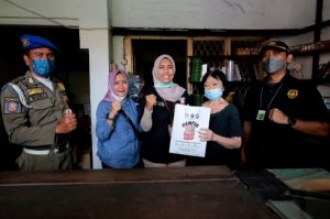 CEGAH PEREDARAN CUKAI DAN ROKOK ILEGAL, SATPOL PP SURABAYA BERSAMA BEA CUKAI SASAR TOKO KELONTONG