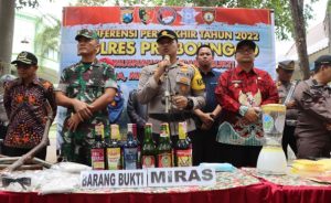 Jelang Tahun Baru 2023, Polres Probolinggo Musnahkan Ribuan Botol Miras dan Okerbaya