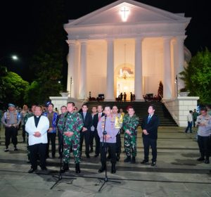 Tinjau Gereja di Malam Natal, Kapolri Pastikan TNI-Polri Beri Rasa Aman Sepanjang Nataru