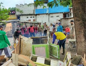 Tiga Pilar Kecamatan Simokerto Tertibkan Pagupon Merpati Rangkah