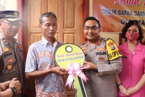 Serahkan Kunci Program Bedah Rumah, Kapolres Nganjuk: Rawat dan Jaga Agar Bermanfaat Hingga Ke Anak Cucu
