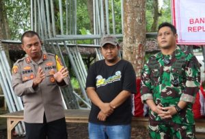 Soliditas TNI Polri Lumajang, Kapolres Bersama Dandim Salurkan Bantuan untuk Warga