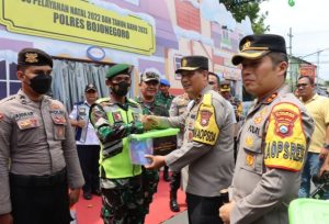Kunjungi Pos Pam di Bojonegoro, Wakapolda Jatim Berbagi Bingkisan Untuk Warga dan Petugas