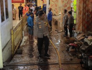 Gerak Cepat Polres Jember Bantu Korban Banjir