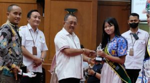 WAWALI ARMUJI SERAHKAN 80 PENGHARGAAN TERBAIK DALAM AWARDING SURABAYA ECO SCHOOL