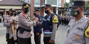 Berikan Pelayanan Yang Terbaik, Pesan Kapolres Pamekasan Saat Penyerahan Kaporlap Bhabinkamtibmas