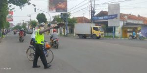 Cegah Laka Lantas Pagi Hari, Satlantas Polres Bangkalan Polda Jatim Atur Lalin di Jalur Poros Kota