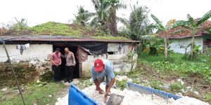 Kapolres Bangkalan Peduli, Kapolsek Burneh Polres Bangkalan Polda Jatim Cek Kondisi Proses Bedah Rumah